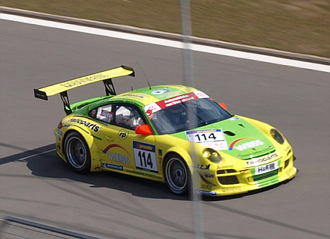 Porschen med #114 på siden vandt løbet.